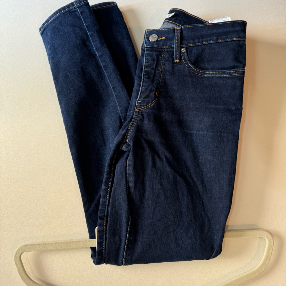 311 Shaping Skinny Jeans